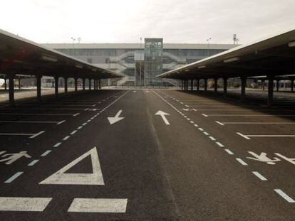Aparcamiento vacío del aeropuerto de Ciudad Real.