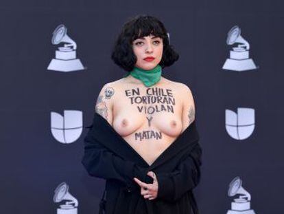 La artista chilena se ha abierto el vestido en la alfombra roja del evento y ha mostrado sobre su pecho el mensaje  “En Chile tortutan, matan y violan”
