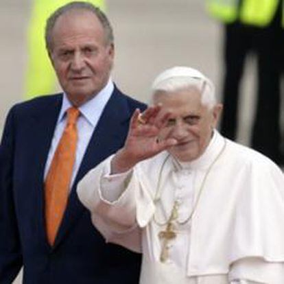 Los Reyes de España y Benedicto XVI, durante la visita del Papa a Valencia en julio de 2006.