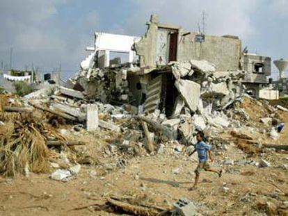 Un niño juega entre viviendas destruidas por el Ejército israelí en Beit Hanún, localidad de la franja de Gaza.