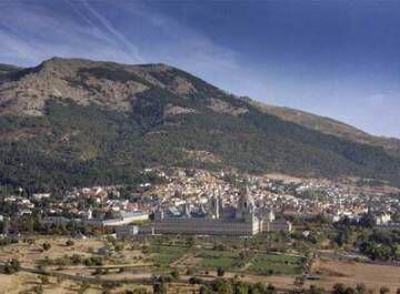 Vista aérea de San Lorenzo de El Escorial con el monte Abantos al fondo.
