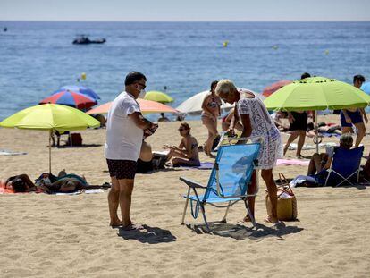 Banyistes a la sorra de Platja d'Aro, aquest diumenge.