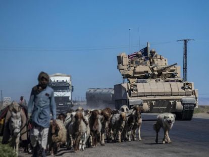 Patrulla militar estadounidense junto a la frontera turca en la provincia siria de Hasaka, en manos de las milicias kurdo-sirias.