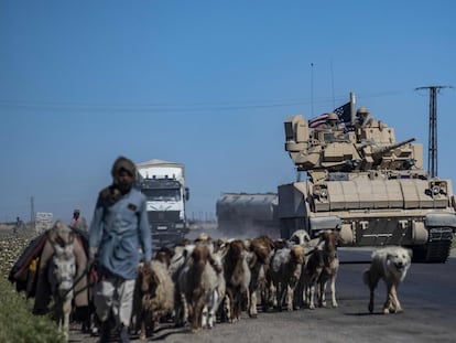 Patrulla militar estadounidense junto a la frontera turca en la provincia siria de Hasaka, en manos de las milicias kurdo-sirias.