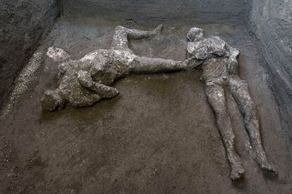 Los dos cuerpos, sorprendidos por la erupción del Vesubio en el año 79, han sido encontrados en un espacio lateral de la villa.