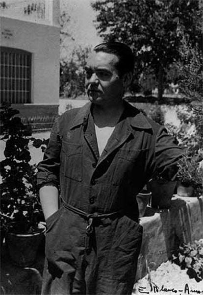 García Lorca, en el jardín de la Huerta de San Vicente.