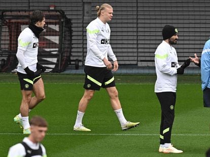 Erling Haaland entre Grealish y Gündogan, durante el entrenamiento del City, ayer en Manchester.