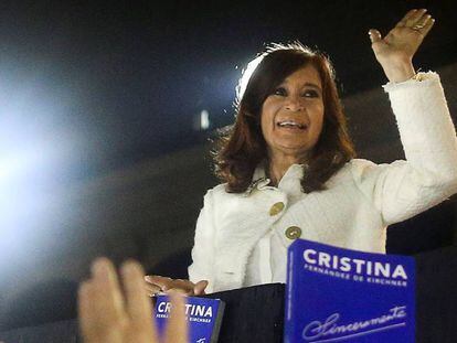 La expresidenta argentina, Cristina Fernández de Kirchner, durante la presentación de su libro en Buenos Aires el pasado 9 de mayo. En vídeo, anuncio de la candidatura de Kirchner.
