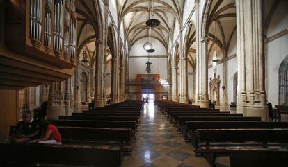 Nave central de la Catedral Magistral de Alcalá de Henares, a la derecha de la imagen se ve el órgano inaugurado en 2001.