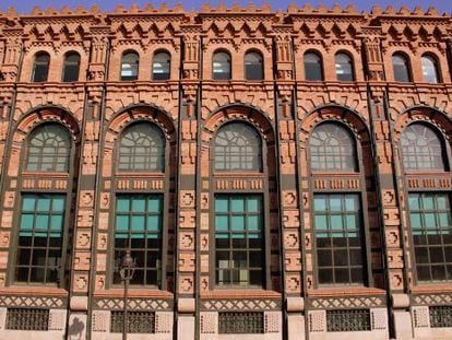 La rítmica fachada de la Central Catalana d&#039;Electricitat, en Barcelona. 