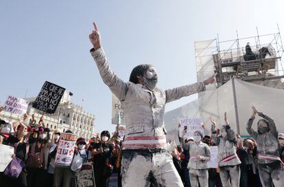 Peruanos se manifiestan contra la decisión del Congreso de destituir al expresidente Martín Vizcarra. Lima, noviembre de 2020. 