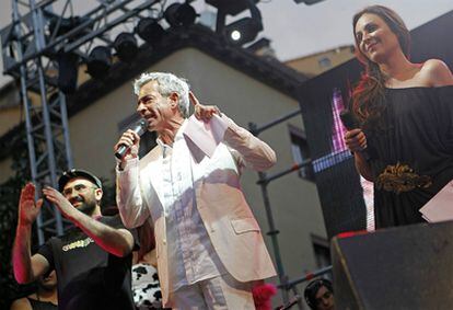 No cabía un alfiler ayer en la plaza de Chueca cuando poco después de las nueve de la noche los actores Imanol Arias y Ana Millán subían al estrado para leer las fiestas del orgullo LGTB. "Nos gustaría no tener que venir aquí porque no fuera necesario", dijo la actriz.