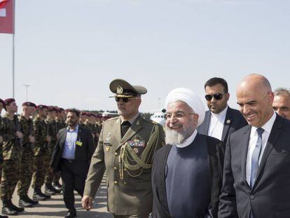 El presidente iraní, Hasan Rohani, junto a su homólogo suizo, Alain Berset, este lunes en Zúrich.
