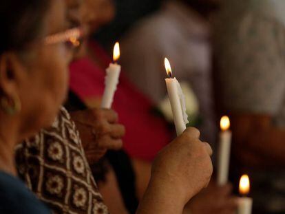 Salvadoreños encienden velas en Meanguera en memoria las víctimas de la masacre de El Mozote de 1981.