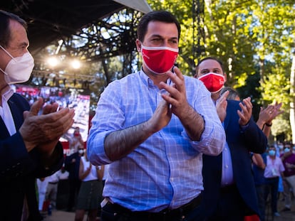 El candidato a la presidencia de la Xunta de Galicia por el PSOE, Gonzalo Caballero, en un acto de campaña en Vigo.