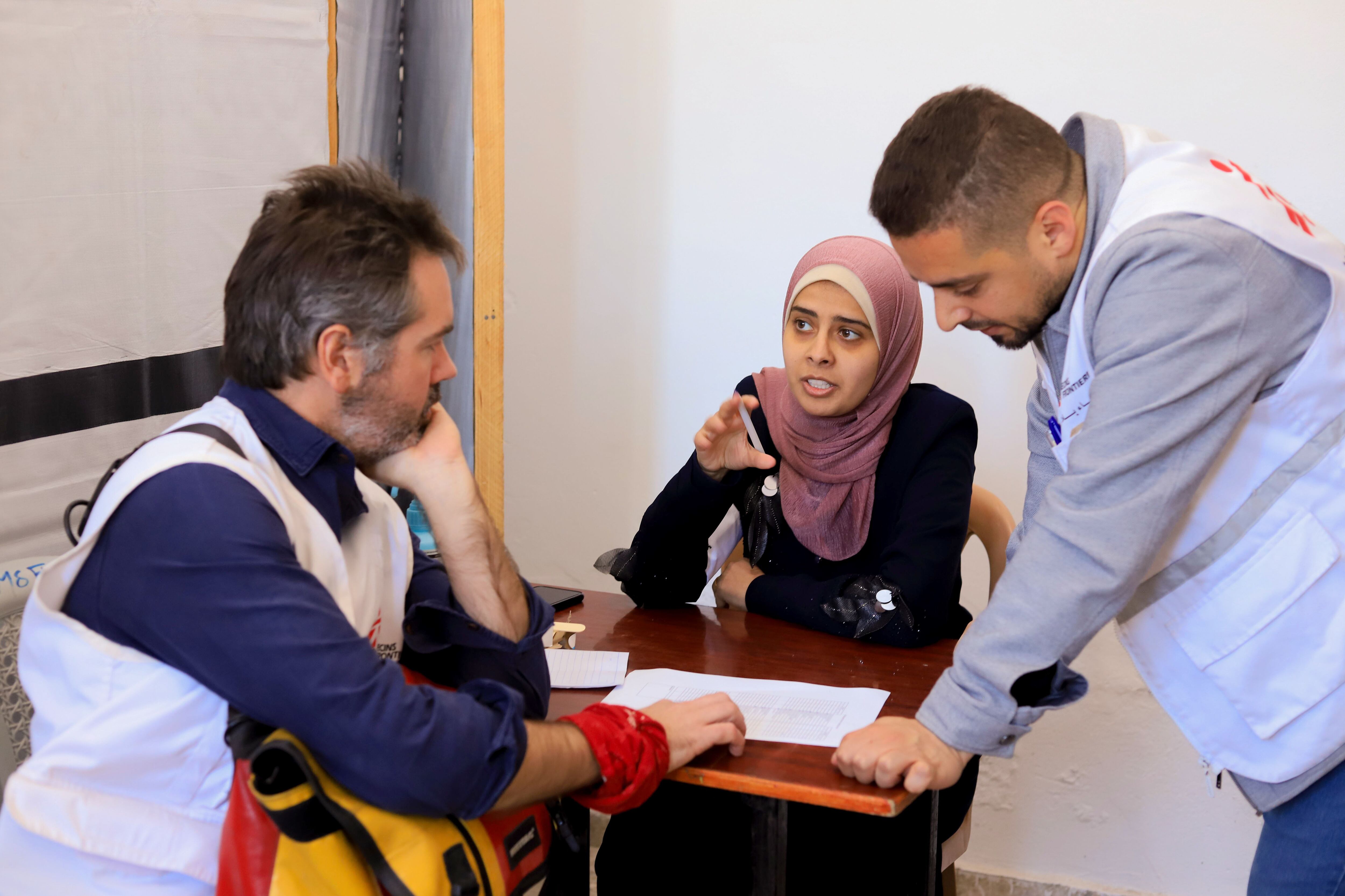 Christopher Lockyear, a la izquierda, durante su visita a un puesto sanitario de MSF en Al Mawasi, en el sur de Gaza, el pasado marzo.