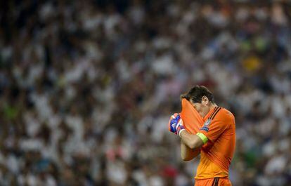 Casillas se lamenta tras la eliminación del Madrid.