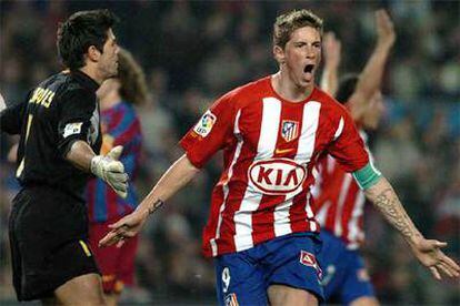 Fernando Torres, con Valdés lamentándose, celebra el primero de sus dos goles en el Camp Nou.