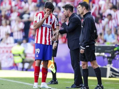  Simeone da instrucciones a Diego Costa durante el último Valladolid-Atlético.  
