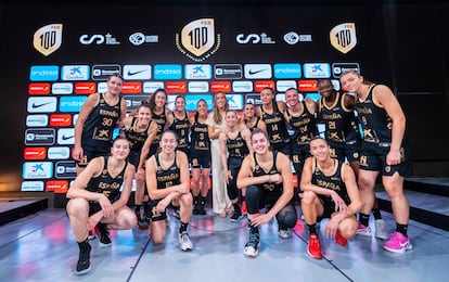 Las jugadoras de la selección femenina, junto a la exjugadora Marta Fernández.