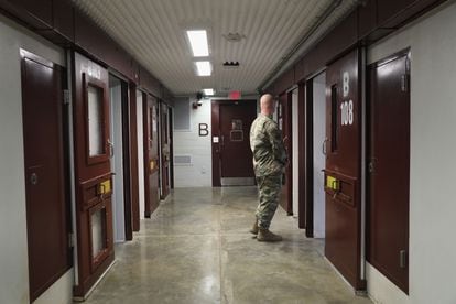 Un soldado estadounidense mira hacia el interior de una celda del centro de detención de máxima seguridad ‘Gitmo’ el 22 de octubre de 2016 en la Estación Naval de Estados Unidos en la Bahía de Guantánamo, Cuba.