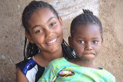 Atalia y Joyce Benedit, hermanas, no saben lo que es vivir una vida sin ser refugiada. La primera llegó a Dzaleka con apenas seis años y recuerda poco de Kinshasa, su lugar de origen. Joyce nació en el campo.
