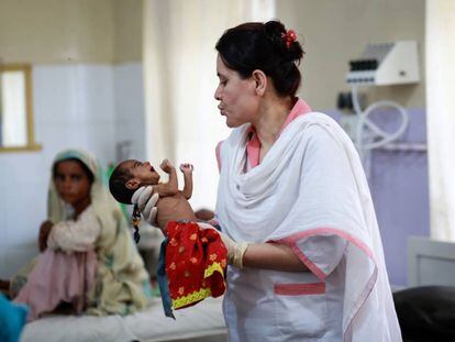 Un reci&eacute;n nacido en el hospital de Dera Murad Jamali (Pakist&aacute;n).