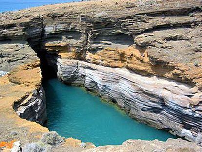 Formación geológica con entrada de agua de mar en el islote Alegranza.