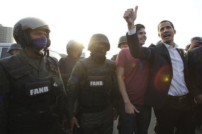 Juan Guaidó, junto a un grupo de soldados, en el exterior de la base militar de La Carlota, en Venezuela.
