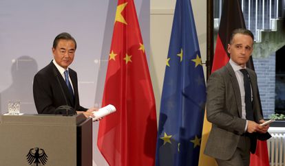 Los ministros de Exteriores de China, Wang Yi, y de Alemania, Heiko Maas, tras una reunión en Berlín.