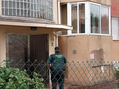 Un guardia civil, ante el edificio de Castro Urdiales donde la detenida vivía con su pareja.