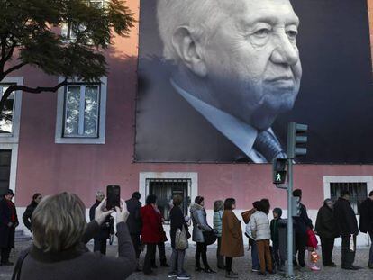 Colas en la sede del PS de Lisboa para firmar en el libro de condolencias por la muerte de M&aacute;rio Soares.