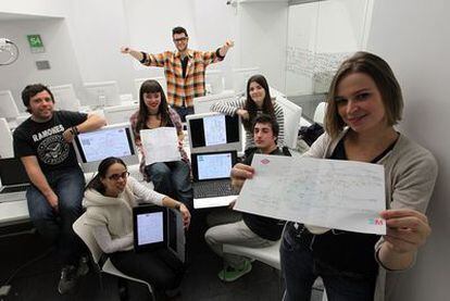 Los alumnos  que han diseñado mapas alternativos del metro de Madrid posan con su profesor al fondo en el aula. Han preparado siete propuestas, una para cada día.