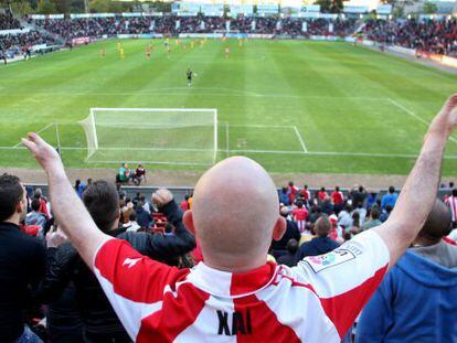 La afición del Girona se vuelca con el equipo ante el Alcorcón.