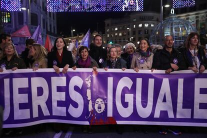 En la concentración de la Gran Vía de Madrid, tras un cartel en el que se leía Mujeres iguales y libres, han estado tres ministras socialistas: la vicepresidenta Nadia Calviño, Isabel Rodríguez (Política Territorial) y Reyes Maroto (Industria). Las tres se han marchado antes del final alegando problemas de agenda.