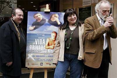 Joaquín Trincado (izquierda), Ana Murugarren y Javier Krahe, en la presentación del filme en Barcelona.