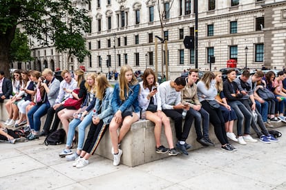 Adolescentes con sus 'smartphones' en Londres.