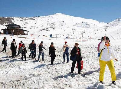 Un grupo de turistas rusos en la zona de actividades de Borreguiles.