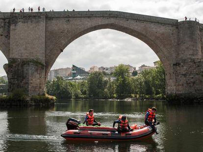 Equipos de rescate hallan el cuerpo sin vida del joven en el río Miño a su paso por la ciudad de Ourense.