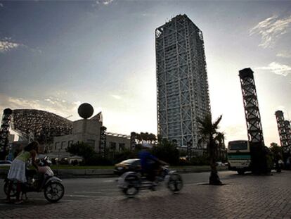 El hotel Arts de Barcelona, ubicado frente al Puerto Olímpico.