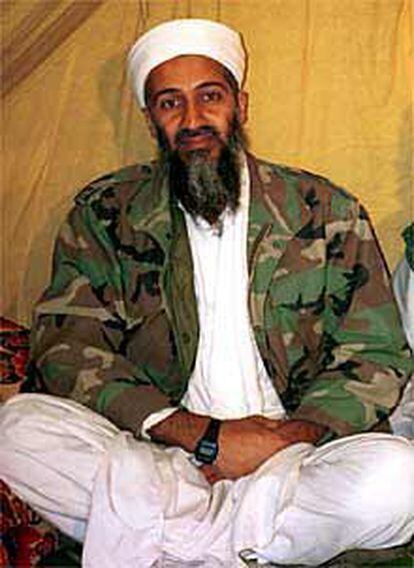 Osama Bin Laden, en uno de sus refugios de Afganistán.