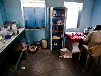 Los centros sanitarios africanos dan recetas para largos periodos para evitar desplazamientos de los pacientes.