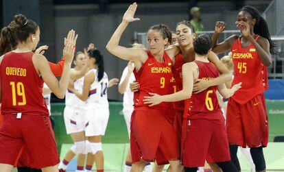 Las jugadoras del equipo femenino de baloncesto de España celebran su victoria ante Serbia el pasado domingo 7 de agosto.