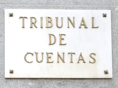 Placa en la puerta principal del edificio del Tribunal de Cuentas, en Madrid.