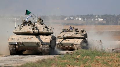 Los tanques de batalla Merkava IV de las Fuerzas de Defensa de Israel maniobran en una zona a lo largo de la frontera con Gaza, en el sur de Israel, el 13 de octubre.