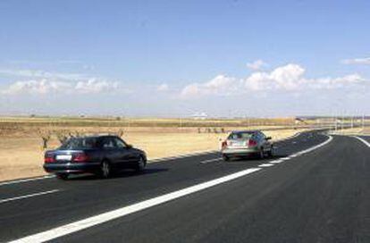 Dos vehículos circulan por la autopista AP-36. EFE/Archivo