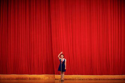 Una niña saluda a los visitantes antes de un espectáculo en el Palacio de los Niños de Mangyongdae en el centro de Pyongyang (Corea del Sur).