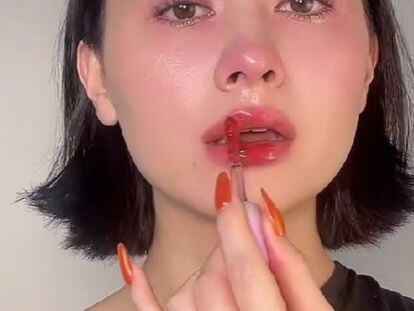 Uno los tutoriales de maquillaje de cara de haber llorado de TikTok.