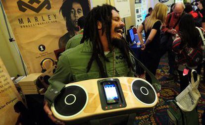 Rohan Marley, hijo de Bob Marley, muestra el sistema de audio portátil Bag of Rythym en vigilias de la apertura del CES.