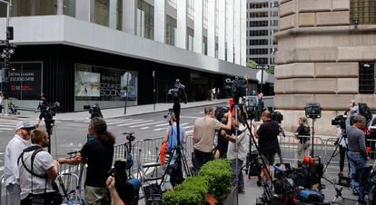 Varios periodistas aguardan la salida de Donald Trump de la sede de la Fiscalía de Nueva York, este miércoles.
